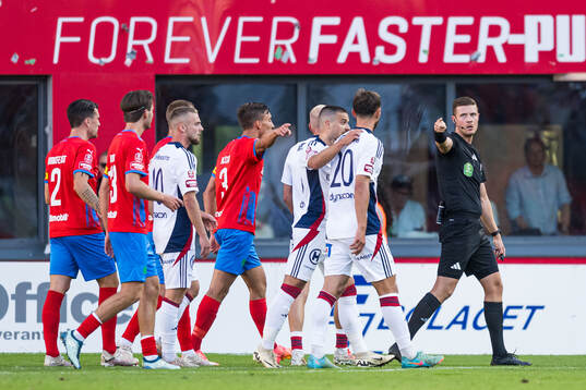 Östers Alibek Aliev och Domare Erik Mattsson