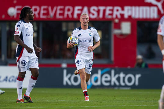 Östers Adam Bergmark Wiberg jublar