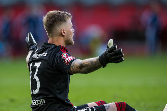 Östers målvakt Robin Wallinder deppar