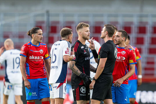 Östers målvakt Robin Wallinder och Domare Erik Mattsson