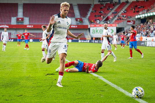 Östers Mattis Adolfsson och Helsingborgs Arian Kabashi