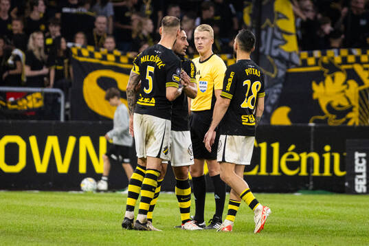 Domare Adam Ladebäck och AIKs Alexander Milosevic
