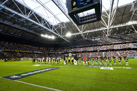 AIKs och GAISs spelarna i lineup innan fotbollsmatchen i