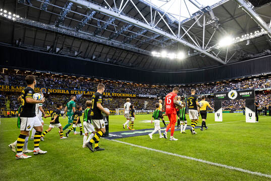 AIKs och GAISs spelarna i lineup innan fotbollsmatchen i