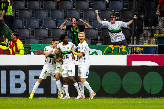 GAISs Gustav Lundgren och lagkamrater jublar