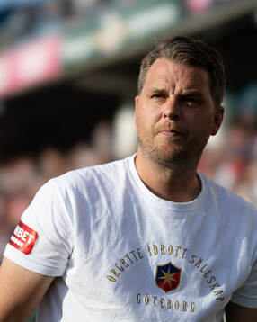 Örgrytes tränare Andreas Holmberg innan fotbollsmatchen i