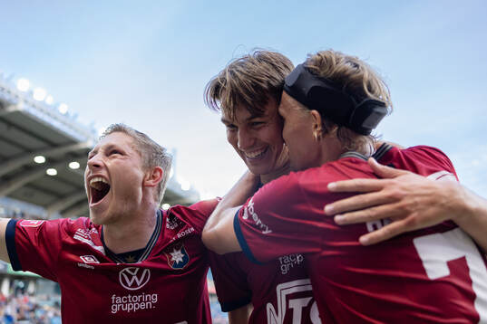 Örgrytes Noah Christoffersson jublar ihop med Anton