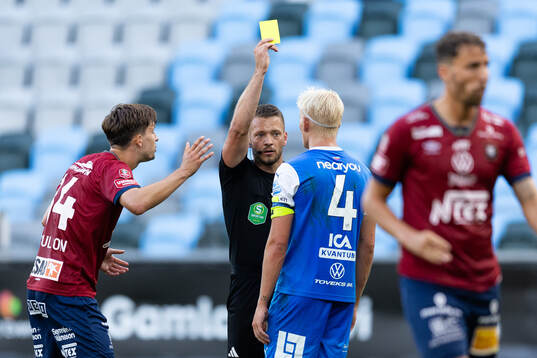IK Oddevolds Philip Engelbrektsson får en varning av