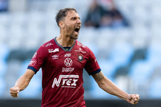 Örgrytes Jonathan Azulay jublar