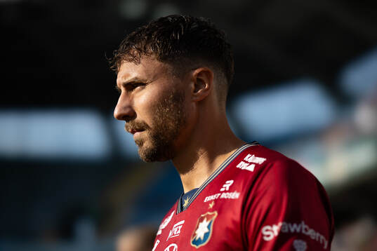 Örgrytes Jonathan Azulay innan fotbollsmatchen i