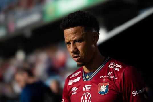 Örgrytes Tobias Sana innan fotbollsmatchen i Superettan