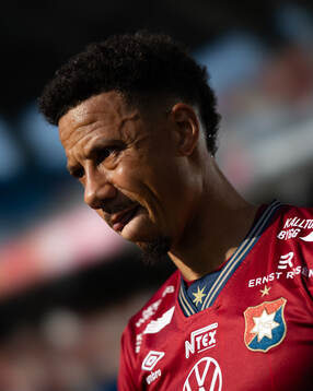 Örgrytes Tobias Sana innan fotbollsmatchen i Superettan