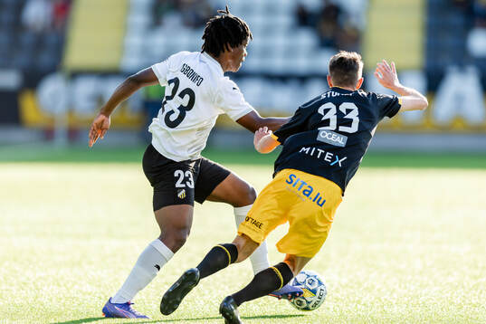 Jeremy Agbonifo of Häcken and Chris Stumpf of Diddeleng