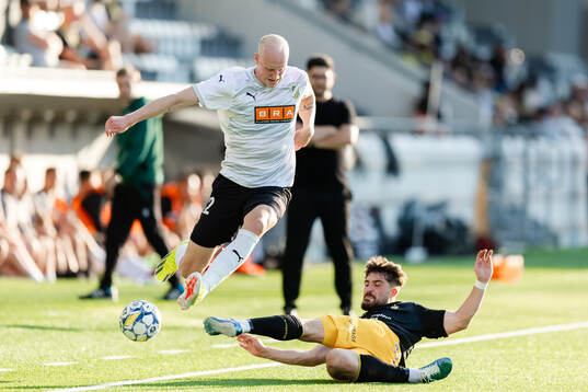 Valgeir Fridriksson of Häcken and Ivan Englaro of Diddeleng