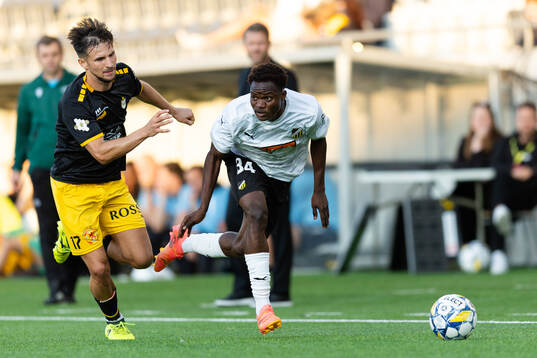 Yannick Schaus of Diddeleng and Severin Nioule of Häcken