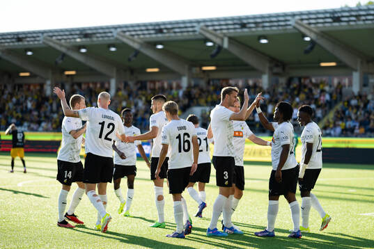 Jeremy Agbonifo of Häcken celebrates with team mates