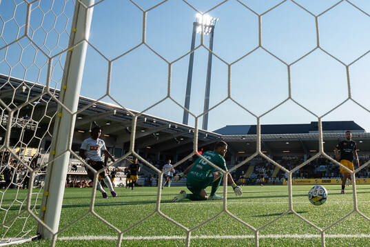 Jeremy Agbonifo of Häcken scores 2-1 past goalkeeper