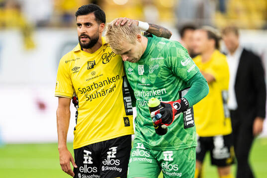 Rami Kaib of Elfsborg and goalkeeper Isak Pettersson