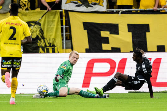 goalkeeper Isak Pettersson of Elfsborg and Rasheed Akanbi