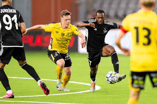 Eggert Aron Gudmundsson of Elfsborg and Abou Quattara of