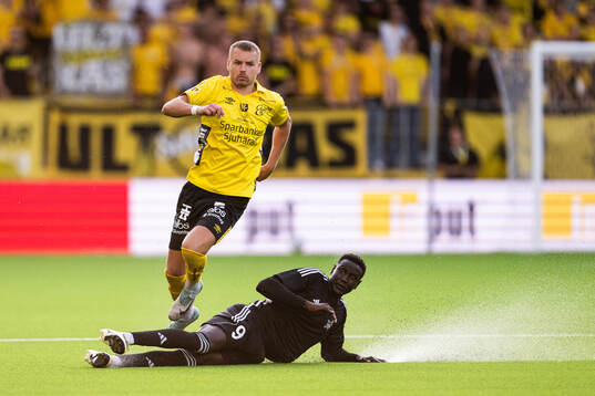 Gustav Henriksson of Elfsborg and Ajak Riak of Sheriff
