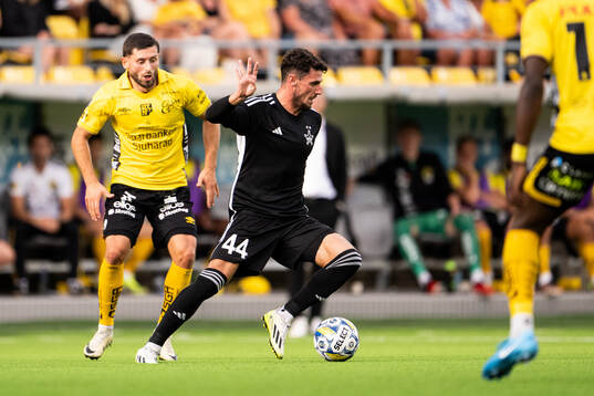 Arber Zeneli of Elfsborg and Alesio Mija of Sheriff Tiraspol
