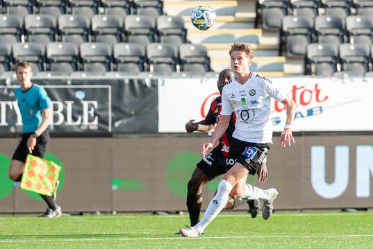 Östersunds Chrisnovic Isemoli N'sa och Örebros Erik McCue