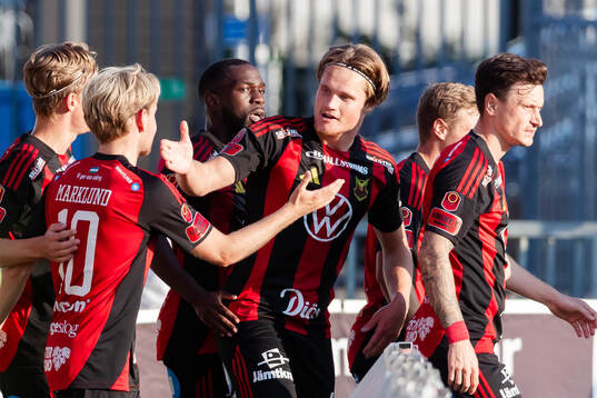 Östersunds Sebastian Karlsson Grach jublar