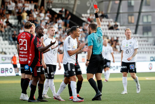 Östersunds Chrisnovic Isemoli N'sa får rött kort