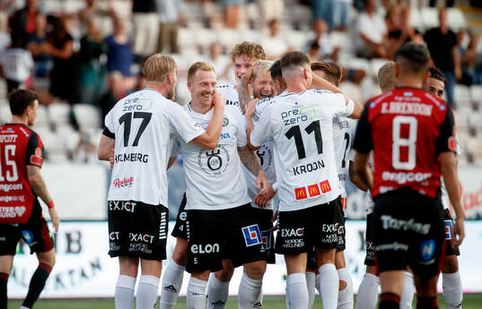 Örebros Sebastian Crona gör 3-1 och jublar med Karl