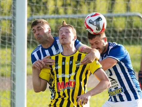 IFK Hässleholms Hugo Arvidsson nickduellerar i matchen i