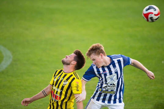 IFK Hässleholms Elliot Pramberg nickduellerar i matchen i