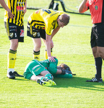 IFK Hässleholms målvakt Linus Lindfors skadad i matchen i