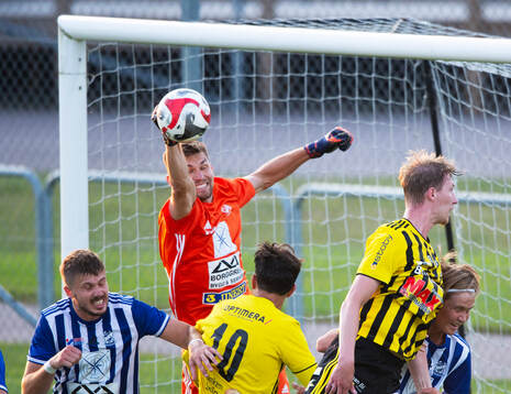 Karlshamns målvakt boxar bollen i matchen i div 2 mellan