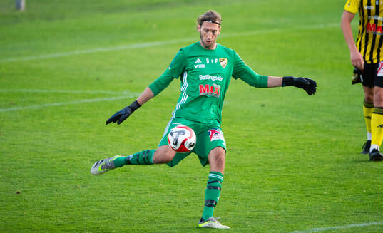 IFK Hässleholms målvakt Linus Lindfors sparkar ut bollen