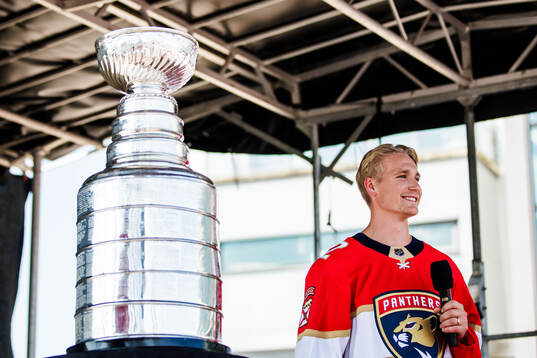 Florida Panthers Gustav Forsling visar upp Stanley