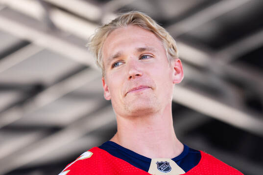 Florida Panthers Gustav Forsling visar upp Stanley