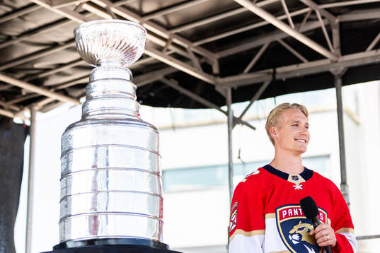 Florida Panthers Gustav Forsling visar upp Stanley