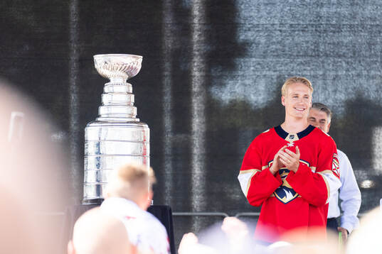 Florida Panthers Gustav Forsling visar upp Stanley