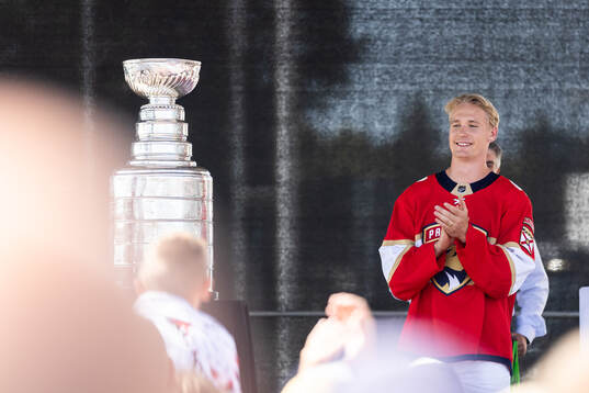 Florida Panthers Gustav Forsling visar upp Stanley