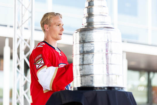 Florida Panthers Gustav Forsling visar upp Stanley