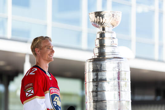 Florida Panthers Gustav Forsling visar upp Stanley