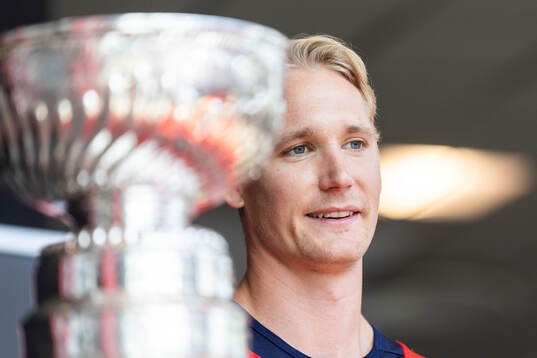 Florida Panthers Gustav Forsling visar upp Stanley