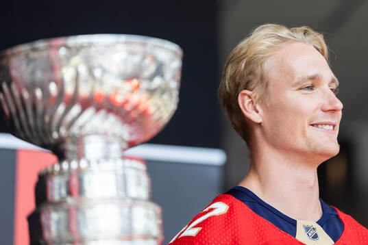 Florida Panthers Gustav Forsling visar upp Stanley