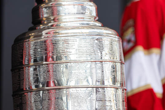 Florida Panthers Gustav Forsling visar upp Stanley