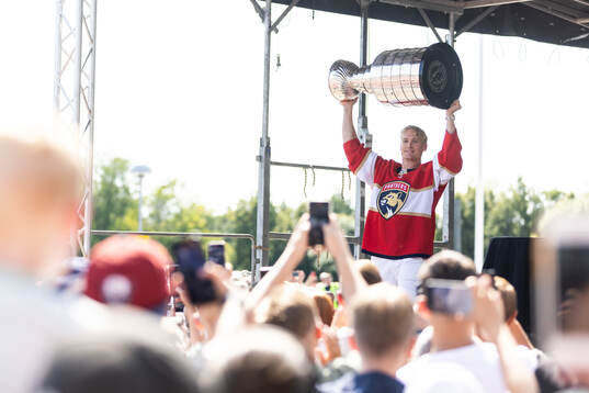 Florida Panthers Gustav Forsling visar upp Stanley