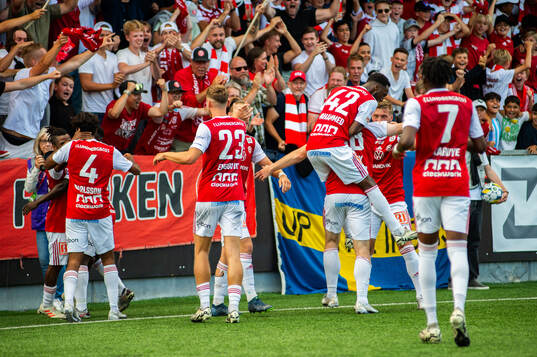 Sandvikens James Joseph Kirby jublar med lagkamrater
