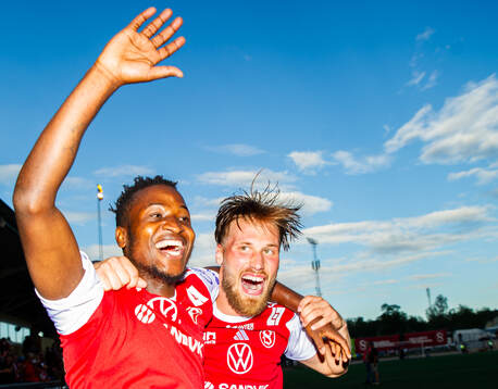 Sandvikens Lague Byiringiro och Kasper Harletun jublar