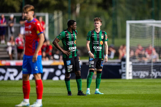 Varbergs Azeez Temitope Yusuf och Arvid Wiklund vid ett