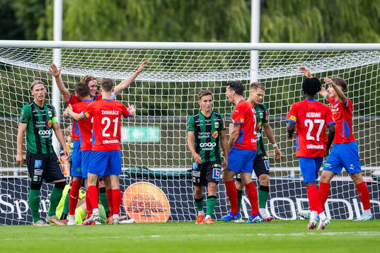 Helsingborgs Thomas Pauck Rogne jublar med lagkamrater